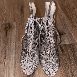 New Vince Camuto Fionna Lace Up Cage high heels size - 7.5M